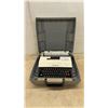 Image 1 : Underwood 450 Portable Mechanical Typewriter with QWERTY Keyboard and Gray Carrying Case