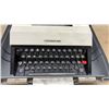 Image 2 : Underwood 450 Portable Mechanical Typewriter with QWERTY Keyboard and Gray Carrying Case