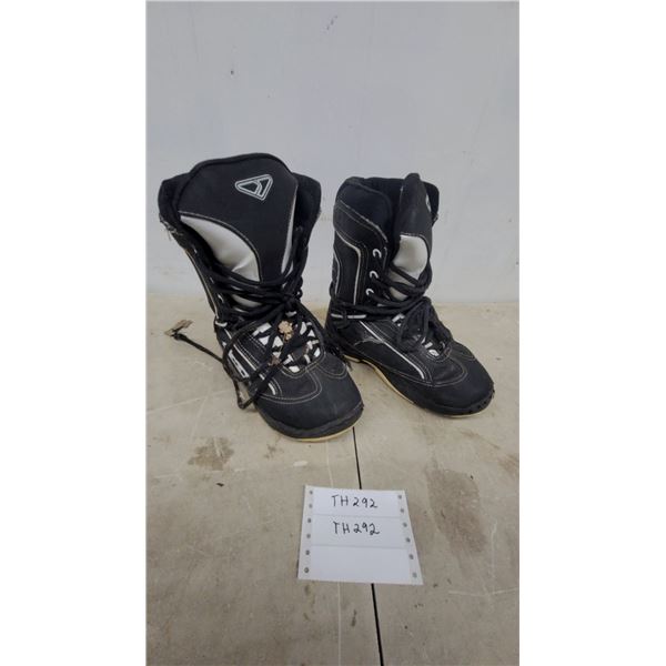 FXR Snowboard Boots, Black with White Accents Size 6