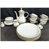 Image 1 : Porcelana De Cuernavaca Mexico Gilt Rim Porcelain Coffee Set, 17 Pieces