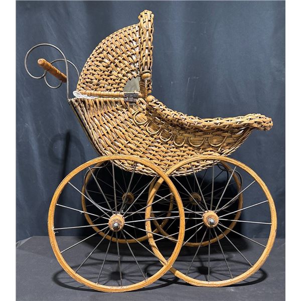 Wicker Baby Pram with Iron Wheels and Fabric Liner