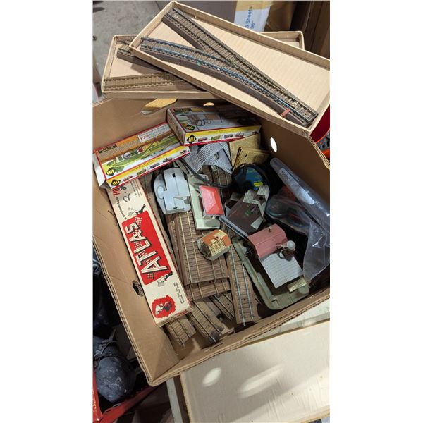 VTG HO Scale Model Railroad Lot w/ Atlas Track, Buildings, Freight Station & More