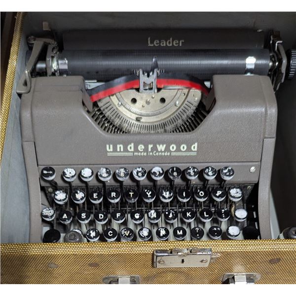 VTG Underwood Leader Manual Typewriter w/ Carry Case - Made in Canada