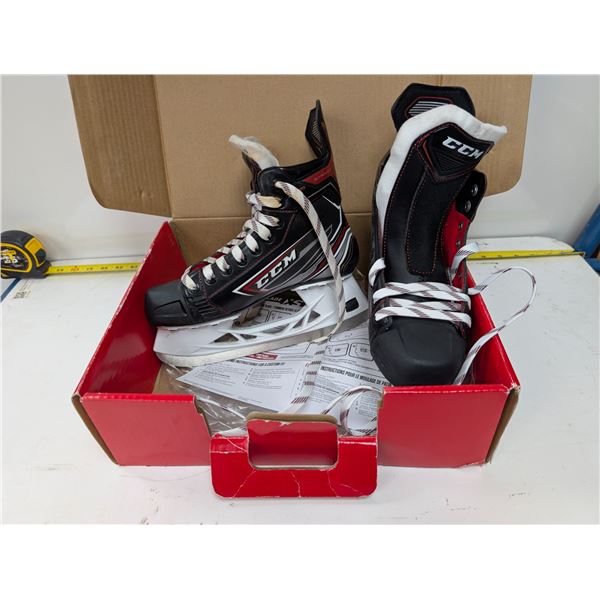 CCM JET SPEED FT470 SKATES SIZE: 5.5-EE (DEMO WITH STAIN)
