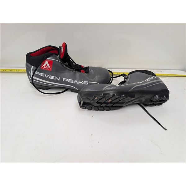 *USED* VAN BERGEN CROSS COUNTRY SKI BOOTS SIZE: 7