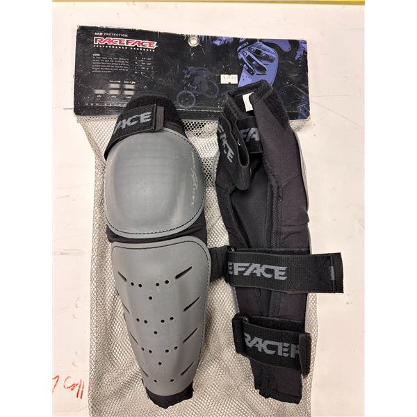 RACEFACE ARM PROTECTORS -MEDIUM