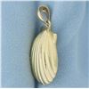Image 3 : Seashell Pendant in 14k Yellow Gold