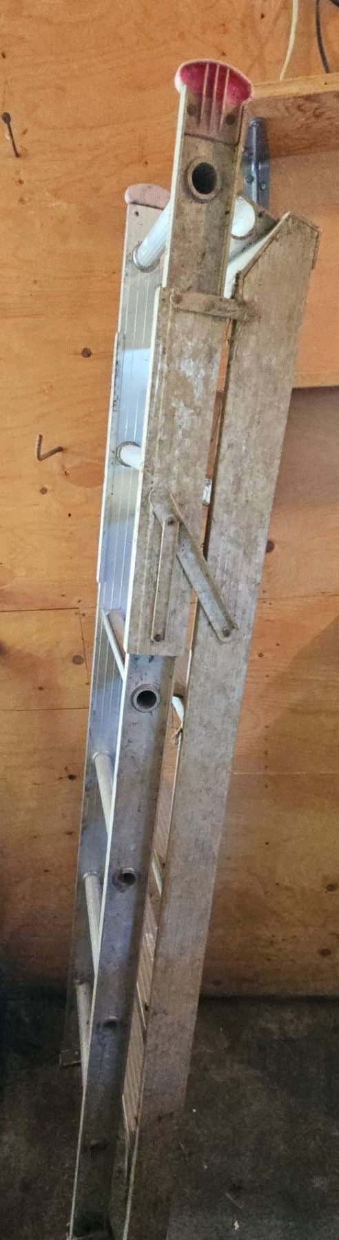 Aluminum Extension Ladder with Rung Lock and Pulley Mechanism - Beck ...