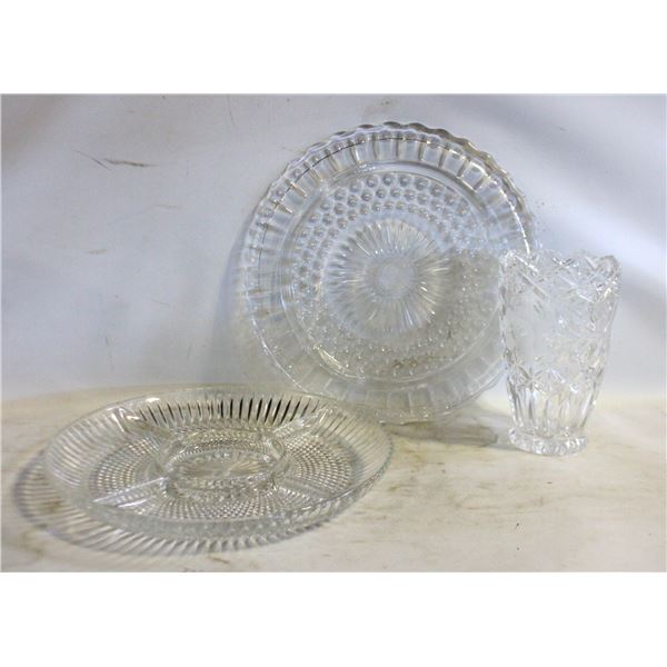 VINTAGE CLEAR PRESSED GLASS 3-FOOTED CAKE PLATE