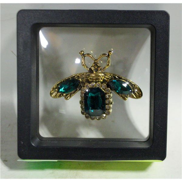 NEW BEE BROOCH EMERALD
