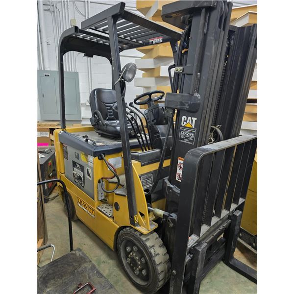 CAT ELECTRIC FORKLIFT 7546.4 HRS WITH CHARGER