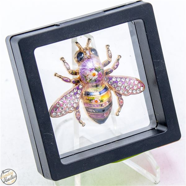 NEW LARGE BEE DETAILED ART DESIGN &