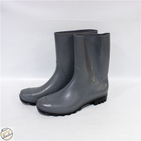 GREY RUBBER BOOTS SIZE 10