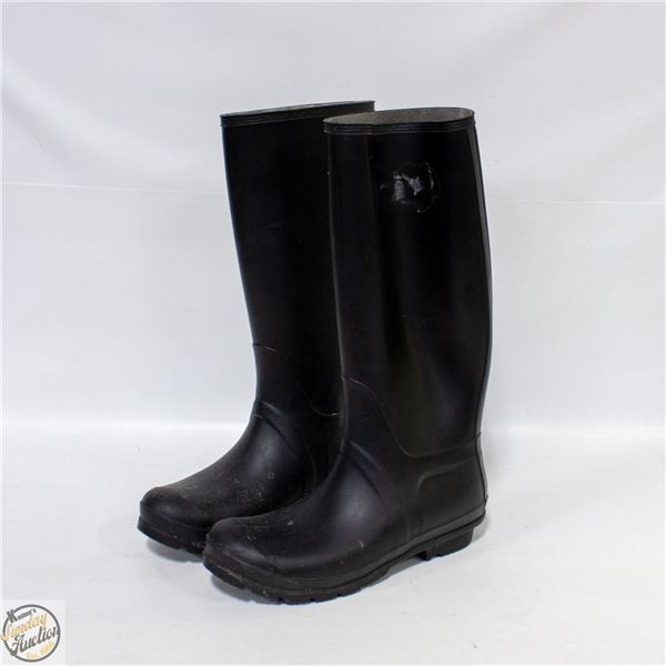 BLACK RUBBER BOOTS SIZE 9