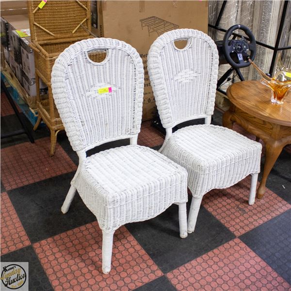 2 VINTAGE WICKER ROUND BACK CHAIRS INDOOR/OUTDOOR