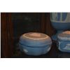 Image 5 : COLLECTION OF BLUE & WHITE WEDGWOOD VASE & COVERED BOXES (5 PCS)
