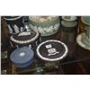 Image 5 : COLLECTION OF ASSORTED WEDGWOOD VASES, COVERED BOXES, DISHES & LIGHTER IN GREEN, BLACK & BLUE (9 PCS