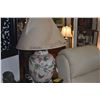 Image 4 : PAIR VINTAGE CHINOISERIE TABLE LAMPS, WHITE PORCELAIN GINGER JAR BASE W/GRAPE & BUTTERFLY MOTIF (PAI
