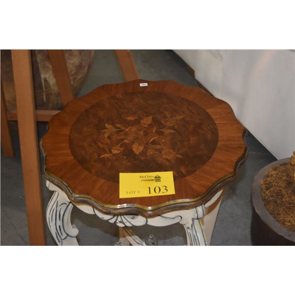 VINTAGE FRENCH PROVINCIAL ACCENT/SIDE TABLE W/INLAID FLORAL MARQUETRY TOP, SCALLOPED EDGE & CARVED C