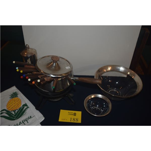 MIXED LOT: DOROTHY THORPE GLASS BOWLS, FONDUE POT, PITCHER & TOWEL (5 PCS)