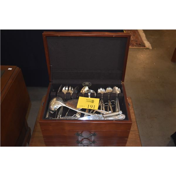 COLLECTION OF ASSORTED SERVING SPOONS, FORKS, LADLE, PIE SERVER, KNIVES, FLATWARE, CHEESE KNIVES, ET