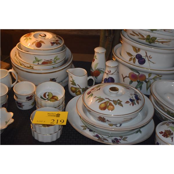 ROYAL WORCESTER "EVESHAM GOLD" CASSEROLE DISHES, SERVING PLATTERS, BOWLS, CREAMERS, SALT & PEPPER SH