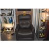 Image 1 : FLEXSTEEL LEATHER RECLINER/LIFT CHAIR