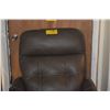 Image 2 : FLEXSTEEL LEATHER RECLINER/LIFT CHAIR