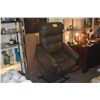Image 4 : FLEXSTEEL LEATHER RECLINER/LIFT CHAIR
