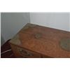 Image 5 : 8 DRAWER WOOD CABINET W/BRASS EMBELLISHMENTS (25" X 11" X 8 1/2")