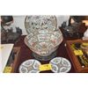 Image 1 : 13" CHINESE PUNCHBOWL, ROOSTER CHARGER & 2 SMALL PLATES, FAMILLE ROSE PATTERN (1 W/STAND) (4 PCS)