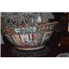 Image 4 : 13" CHINESE PUNCHBOWL, ROOSTER CHARGER & 2 SMALL PLATES, FAMILLE ROSE PATTERN (1 W/STAND) (4 PCS)