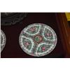 Image 6 : 13" CHINESE PUNCHBOWL, ROOSTER CHARGER & 2 SMALL PLATES, FAMILLE ROSE PATTERN (1 W/STAND) (4 PCS)