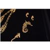 Image 3 : GOLD TONE FASHION JEWELRY: NECKLACES, RING, EARRINGS & PENDANTS (9 PCS)