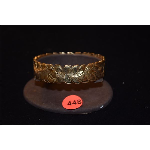 14K HAWAIIAN BANGLE BRACELET, HAWAIIAN FLORAL MOTIF W/SCALLOPED EDGES & ENGRAVED FLOWERS & FOLIAGE, 
