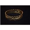 Image 2 : 14K HAWAIIAN BANGLE BRACELET, HAWAIIAN FLORAL MOTIF W/SCALLOPED EDGES & ENGRAVED FLOWERS & FOLIAGE, 