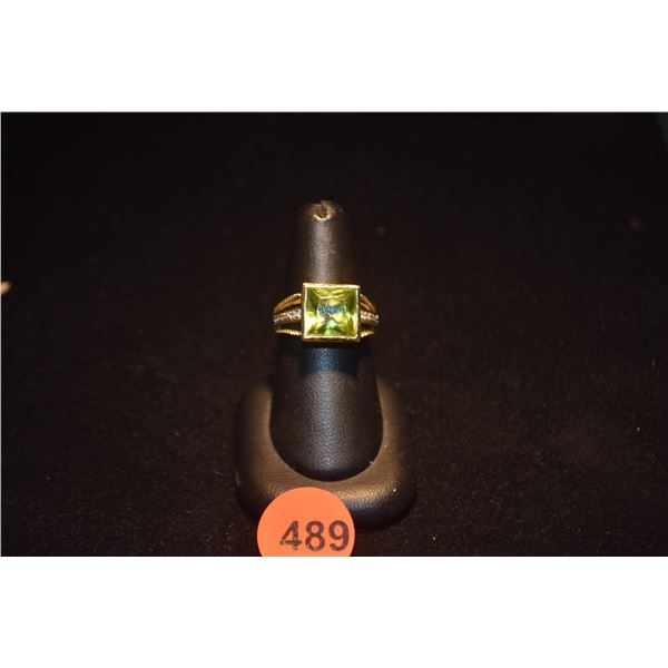 14K PERIDOT-COLORED GLASS STONE & MELEE DIAMOND RING (5.7 GTW)