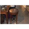 Image 4 : ANTIQUE MAHOGANY OVAL OCCASIONAL TABLE W/TAPERED LEGS & STRETCHER