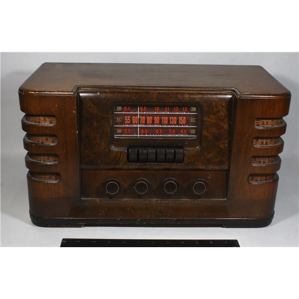 WESTINGHOUSE VINTAGE RADIO WITH 4 KNOBS