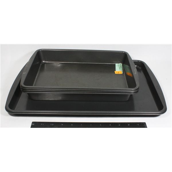 LOT OF BAKING PANS