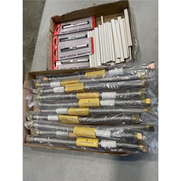 TRAY OF ALUMINUM POCKET LEVELS & CARPENTER PENCILS AND TRAY OF 10 NEW GAS CONNECTORS