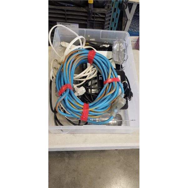 2 WORKLIGHTS AND 3 EXTENSION CORDS IN PLASTIC TOTE