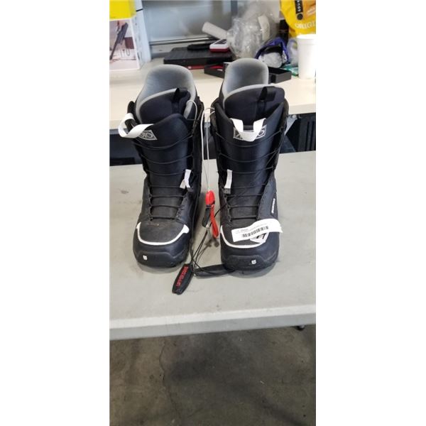 BURTON SIZE 9 SNOWBOARD BOOTS