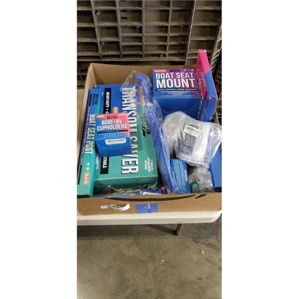 TRAY OF BETTER BOAT ITEMS INCLUDING TRANSOM SAVER, BOAT SEAT MOUNT, BOAT SEAT POST, BOAT + RV CUP HO