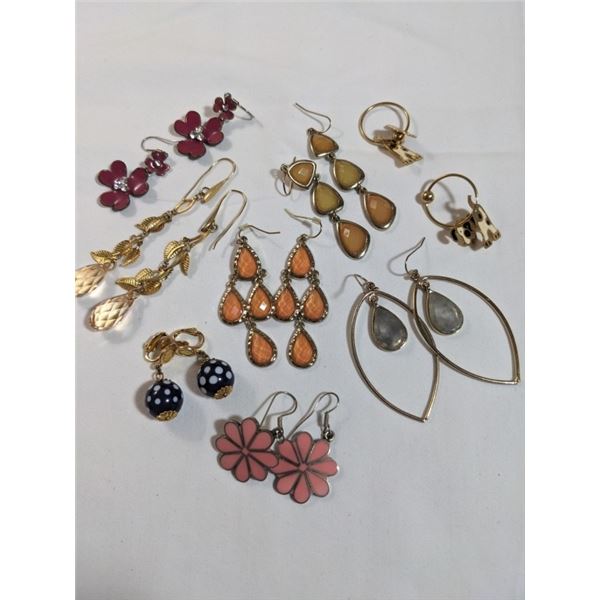 LOTS OF PAIRS OF DANGLE EARRINGS