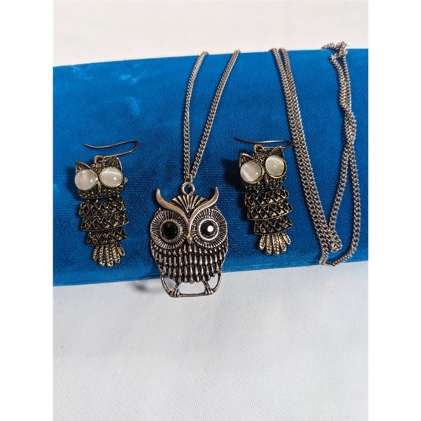 VINTAGE OWL PENDANT W/ CHAIN NECKLACE AND PAIR OF EARRINGS