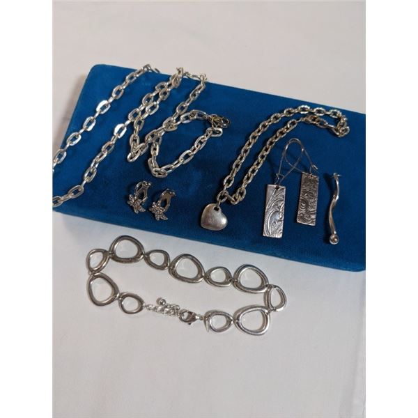 SILVER PLATED LINK CHAIN NECKLACE, 2 BRACELETS, 2 PAIRS OF EARRINGS AND ONE PENDANT