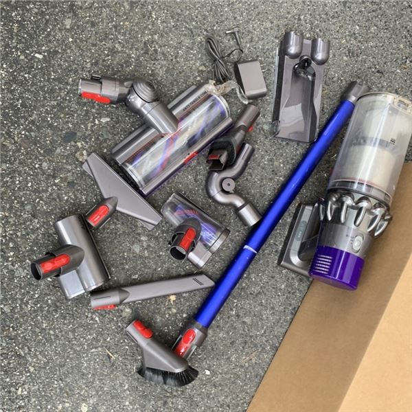 DYSON V10 CORDLESS STICK VACUUM WITH ACCESSORIES AND CHARGER WORKING