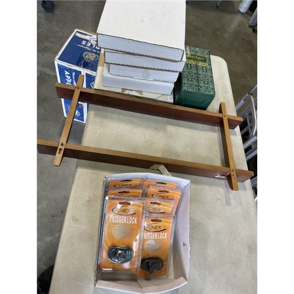 BOX WITH 5 COLLECTIBLE PLATES, PLATE STAND, AND UNEX TRIGGER LOCKS