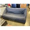 Image 1 : WHITE TUFTED LOVESEAT WITH COVER